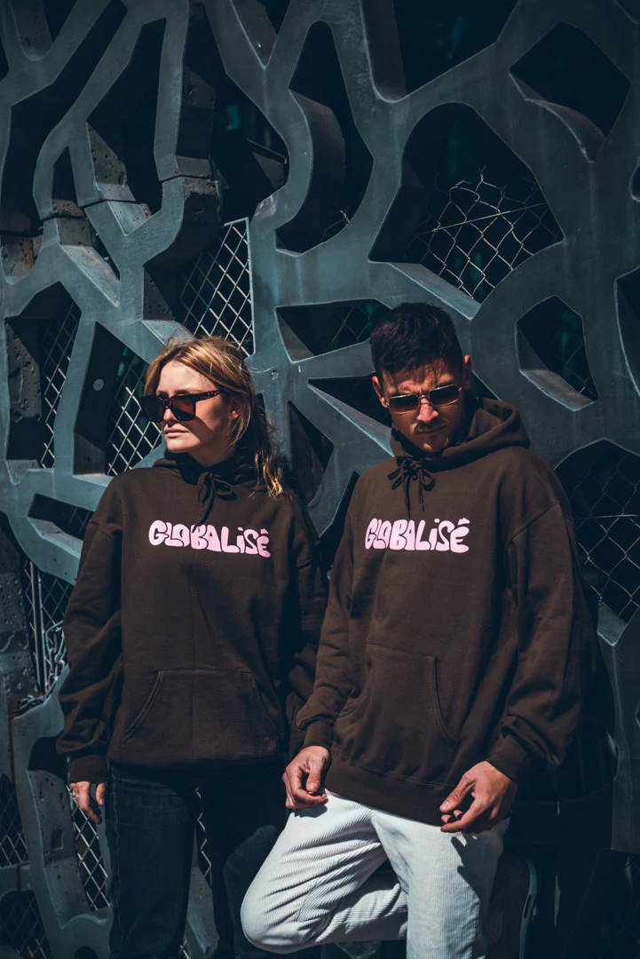 Sweat à capuche - "GLOBALISÉ" marron – Image 2