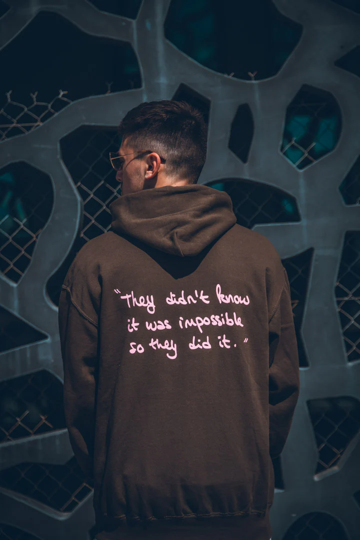 Sweat à capuche - "GLOBALISÉ" marron – Image 4