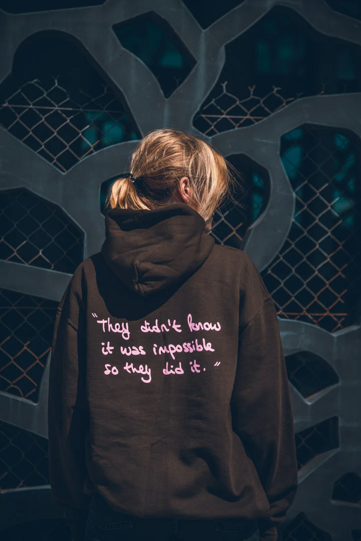 Sweat à capuche - "GLOBALISÉ" marron – Image 5