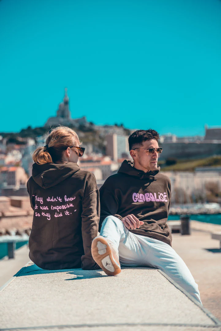 Sweat à capuche - "GLOBALISÉ" marron – Image 3