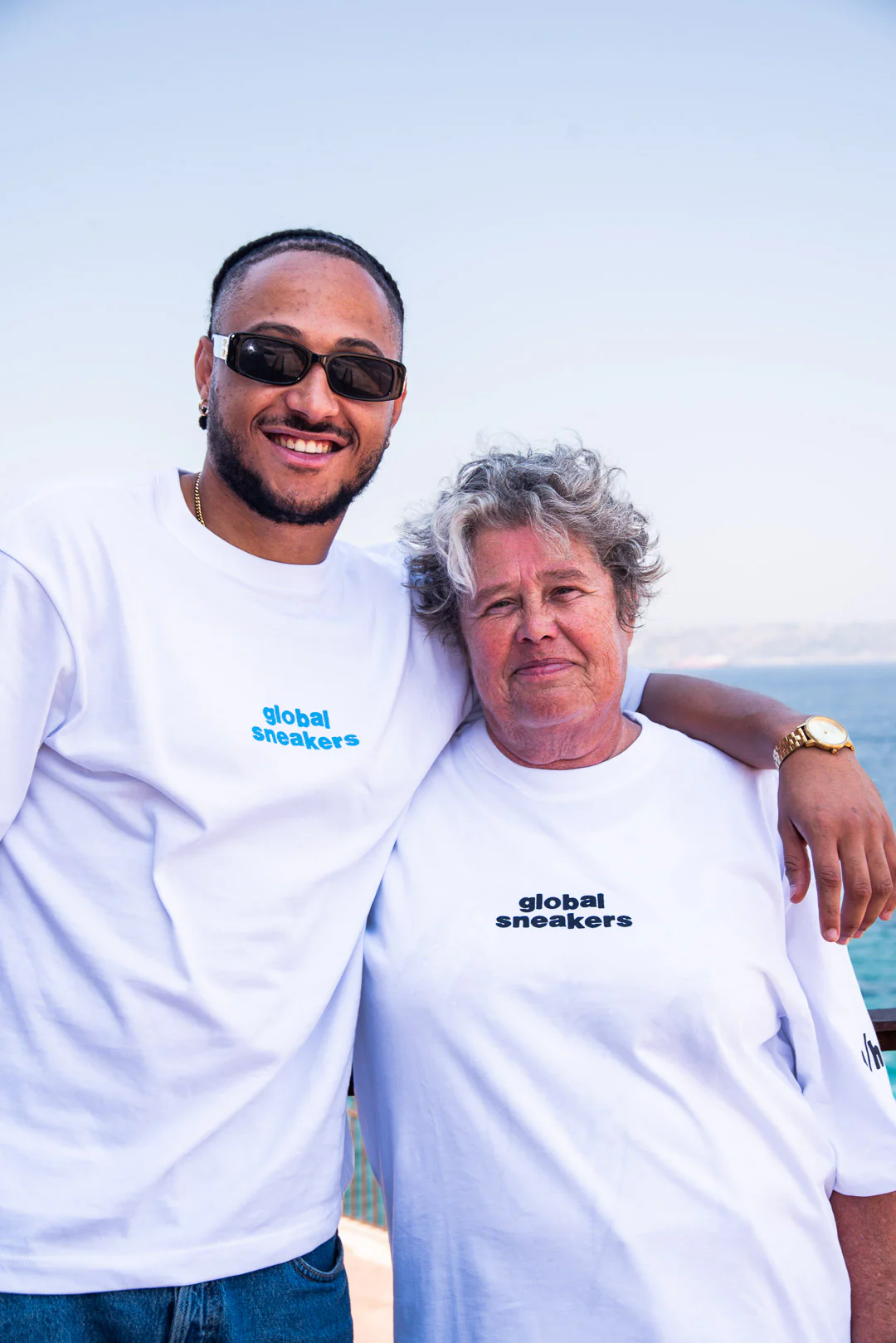 T-shirt Global Sneakers x Ailleurs/Higher “Marseille” Blanc/Bleu – Image 4